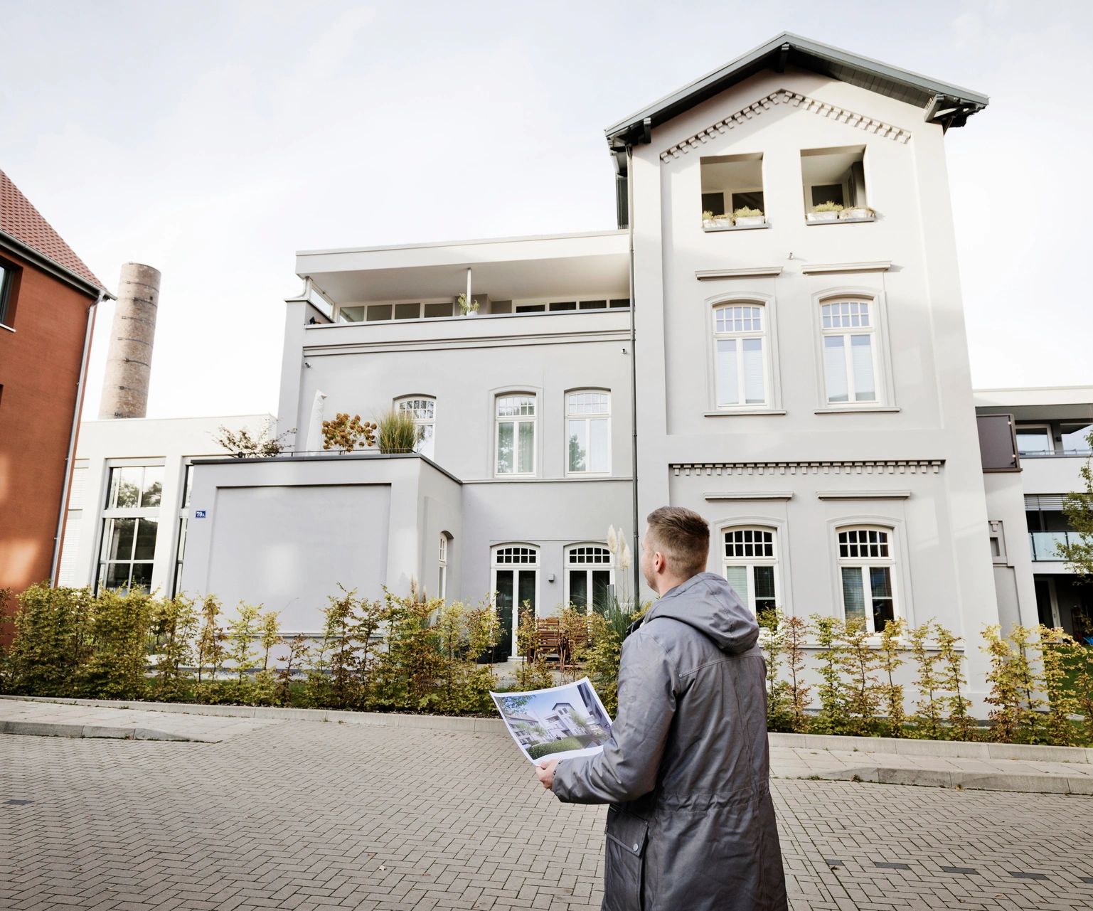 Außenansicht eines Wohngebäudes während einer Besichtigung