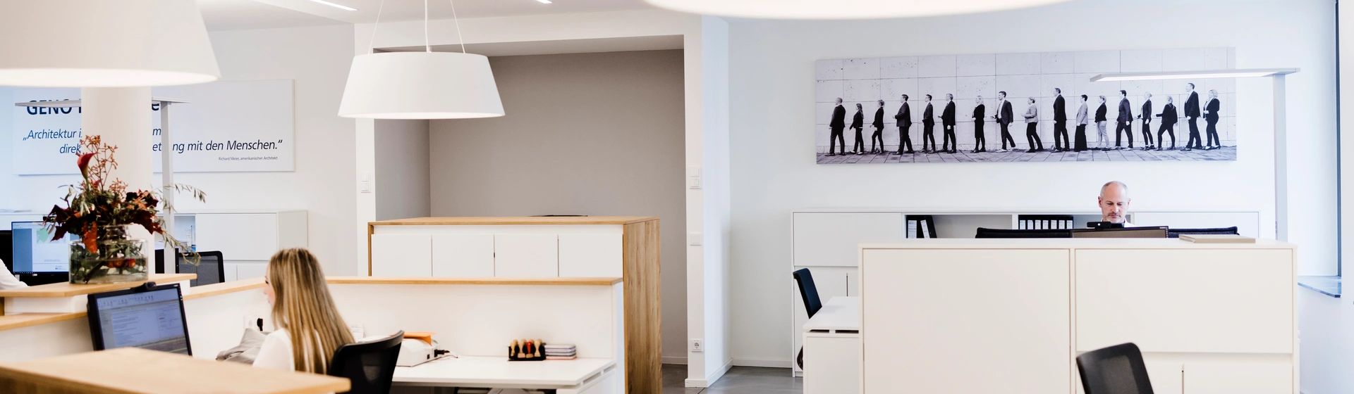 Heller Empfangs- und Arbeitsbereich bei GENO Immobilien in Ostwestfalen