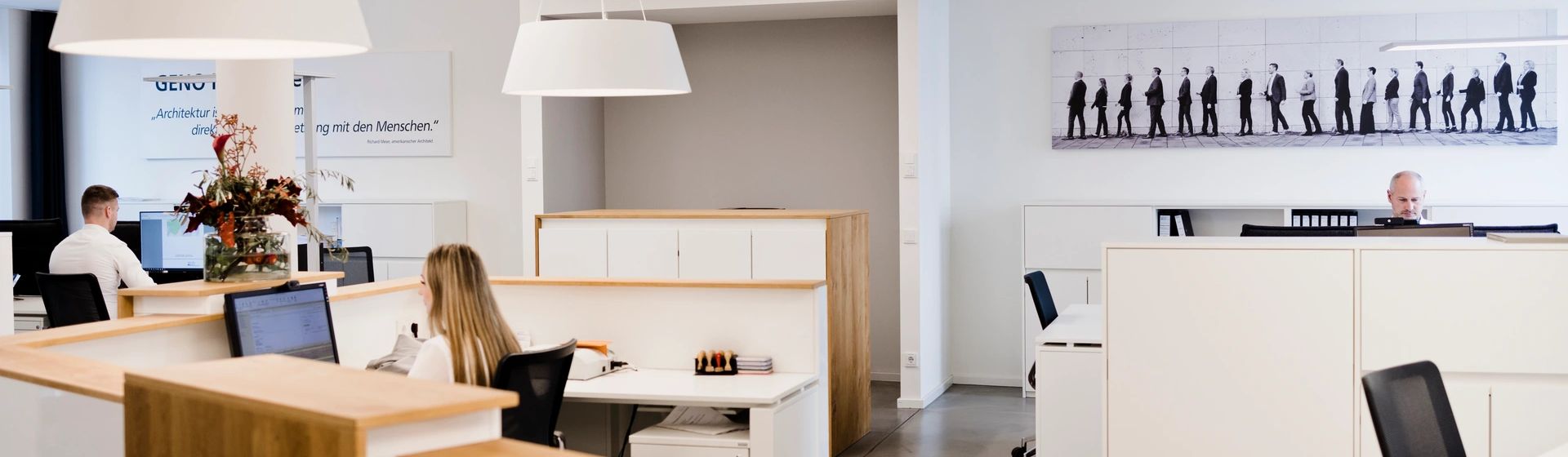 Moderne Büroarbeitsplätze in den Räumen von GENO Immobilien