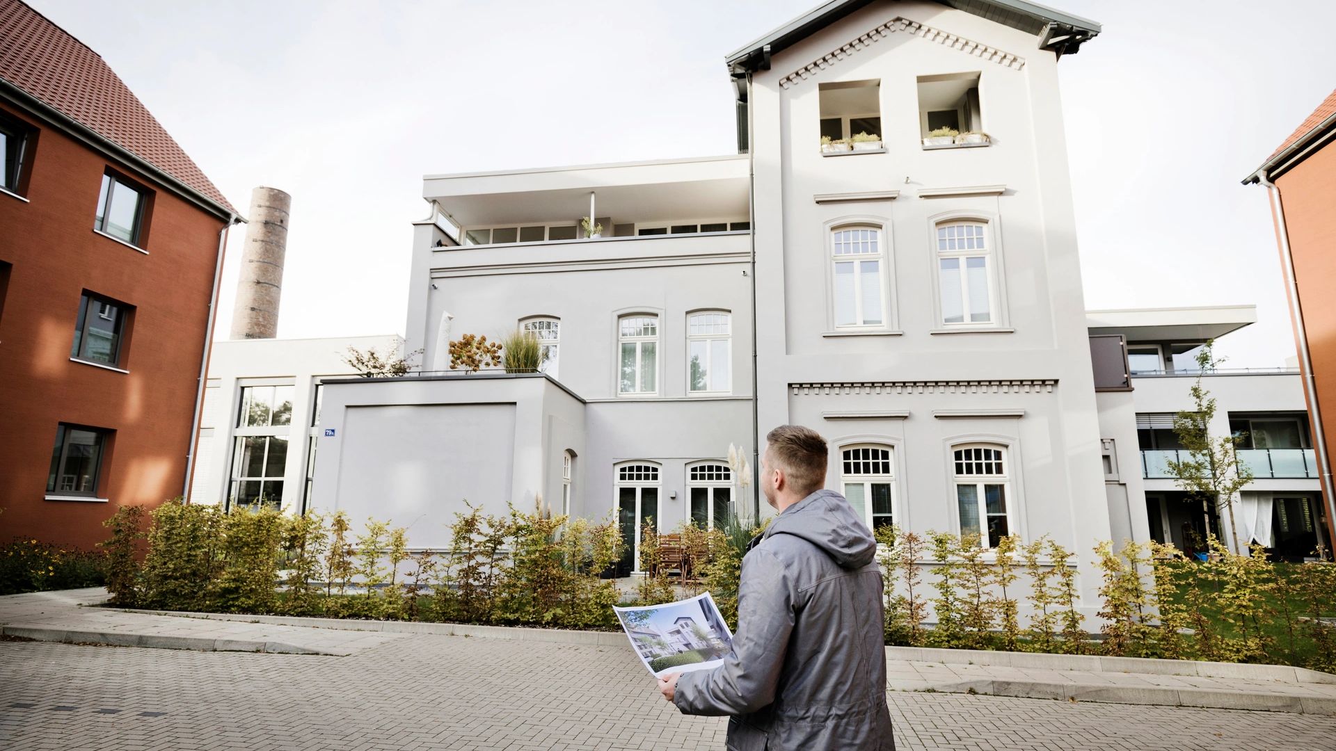 Außenansicht eines Wohngebäudes während einer Besichtigung